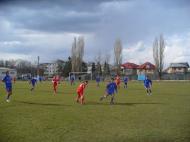 Peisaj fotbalistic vrancean-teren bun de joc, sus nori amenintatori si soare cu dinti...