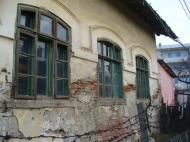 "Casa judoului" adjudean, pazita cu sirma inghimpata...