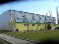 Actuala sala de sport a orasului este prea mica si face fata greu la incarcatura antrenamentelor si competitiilor...