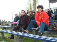 Directorul adjunct al LPS Ionel Agrigoroaiei si consilierul educativ, Gabriela Bosnea alaturi de elevii de la LPS Focsani