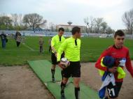 Asa e cand vii in fotbal cu bacul...esti penibil ...ca tulceanul din imagine ...