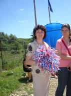 Doamna directoare Topa are de ce sa fie fericita.Elevii din Fitionesti iubesc sportul.