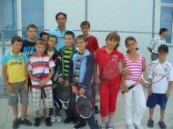 Profesorul Constantin Iarca si sportivii clubului Victoria Gologanu