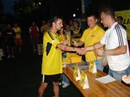 Trofeul este ridicat de capitanul echipei Paul Alecsandrescu