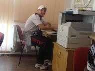 In cancelaria LPS se citeste Sportul de Vrancea in fiecare zi, numai ca este bataie pe PC - ul din cancelarie. Acum Alin Samoila a prins ziarul si devoreaza stirile SDV ...