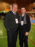 Adrian Dochioiu alaturi de un oficial al Federatiei de Taekwondo din Romania
