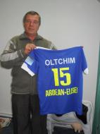 Iancu Toma tine cu mandrie tricoul Valentinei Elisei Ardean