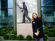 Madalina Lupu, sau altfel spus, tenisul de Vrancea, langa statuia campionului Perry de la Wimbledon...