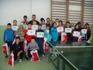 Profesorul George Petrescu inconjurat de campionii din Cotesti...