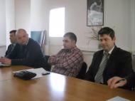 Reprezentantul Consiliului Judetean Vrancea, domnul Ocheselu, a clipit doar, nu doarme cum pare... Domnia sa ar trebui sa sustina mai mult decat cu prezenta la sedinte sportul vrancean...sa vedem...