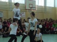 Fetele stiu sa faca si piramide sportive de efect...