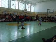 Piruete din stand pe cap, executate de elevele de la pedagogic...